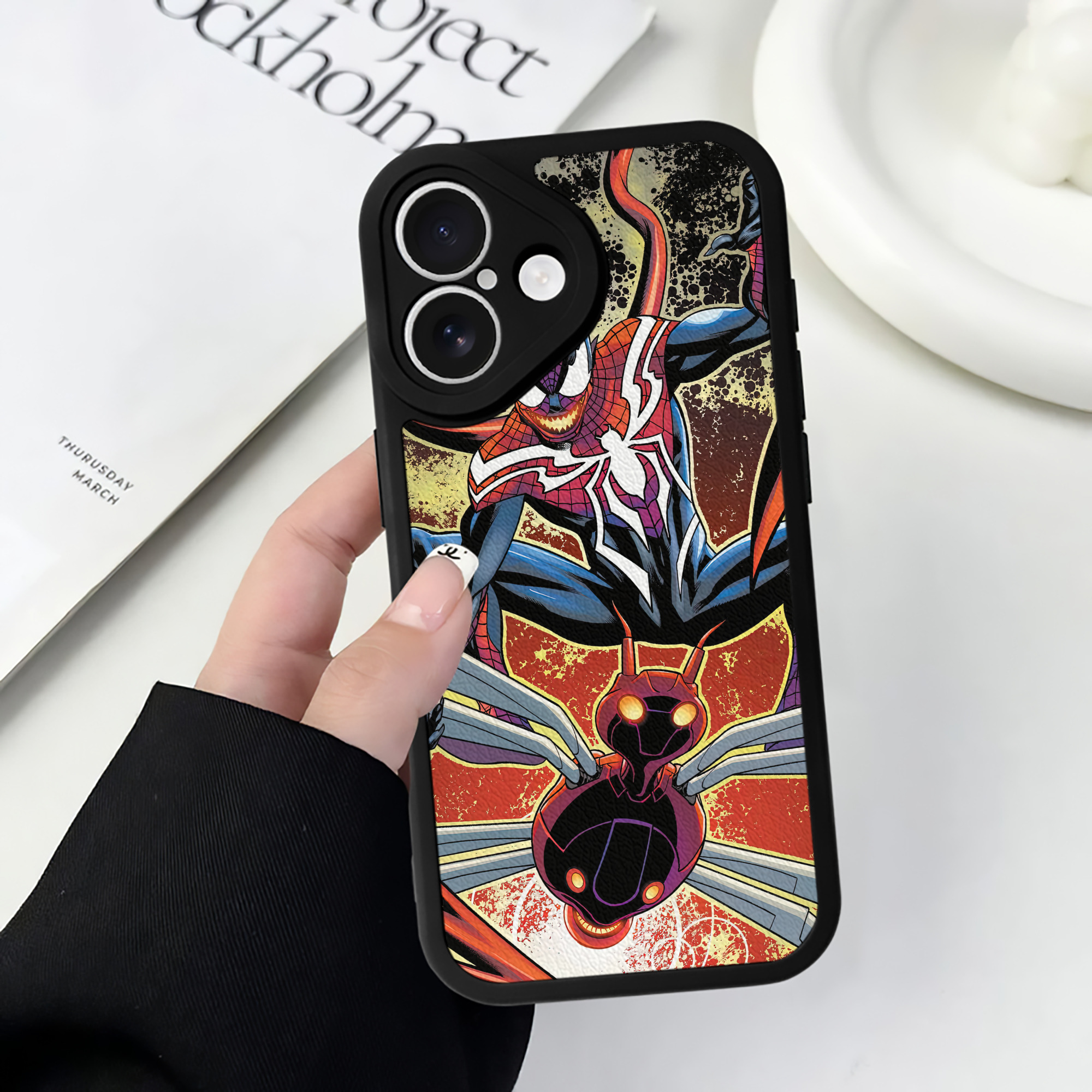 （画像用） Spider Man スパイダーマン 【iPhone 16シリーズ対応】シリコンスマホケース（レザー調） 材質：シリコン